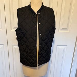 Women’s quilted vest in black. Size medium